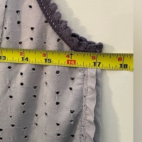 Gimmicks by BKE Lavender Lace Sleeveless Top. Sz Medium - Picture 5 of 6